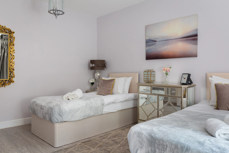 Sophisticated modern 2-bed 2-bath on Cromwell rd