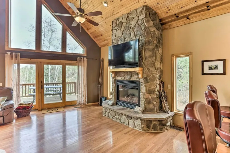 Spacious Lead Getaway w/ Private Hot Tub & Deck!