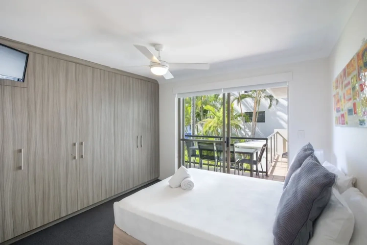3 Bedrooms Apartment with water view