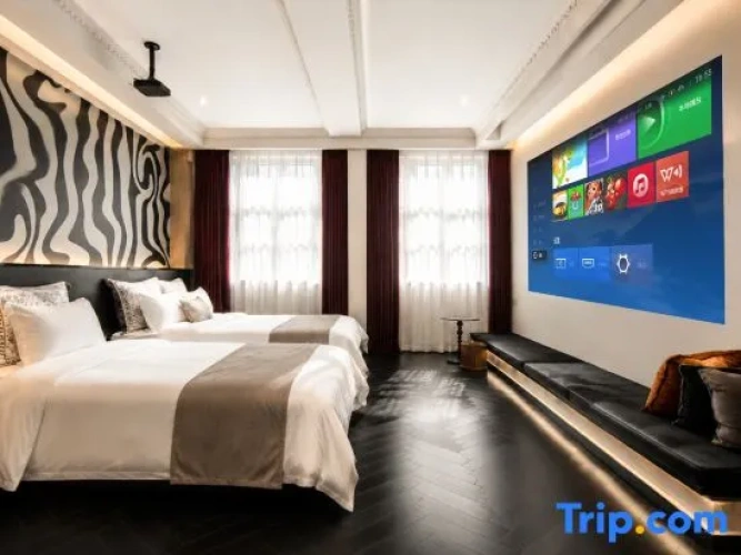 Standard Twin room with street view