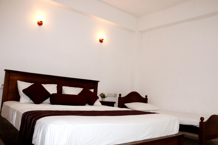 Standard Triple room