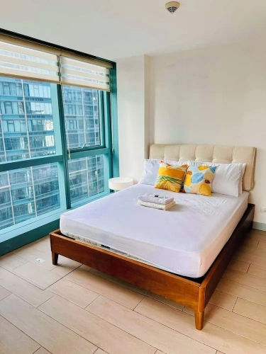 2 Bedrooms Standard Family room with city view