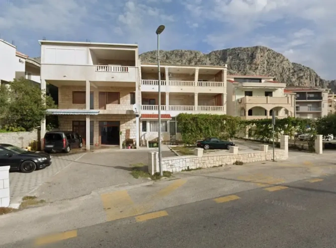 3 Bedrooms Apartment