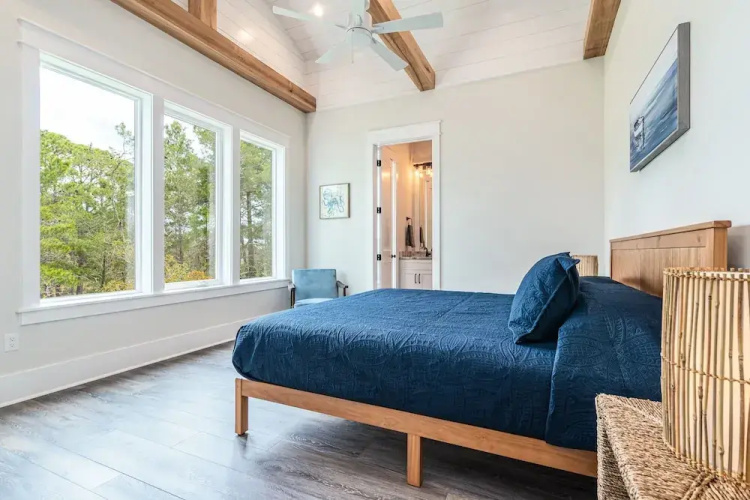 Lakeside Elegance Near Beach Access