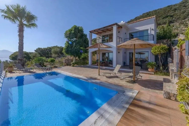 2 Bedrooms Villa