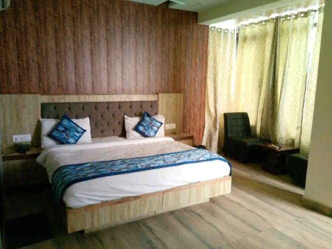 Deluxe Double room with city view