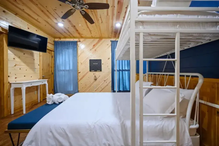 Massive Hochatown Lodge w spa Basketball More