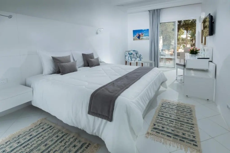 Standard Double room with partial sea view