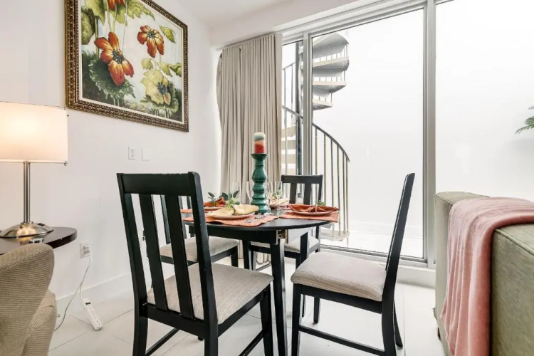 2Bedroom 2Bath with Private Rooftop&Jacuzzi,1block from beach
