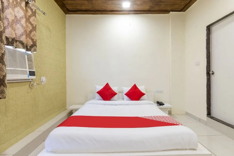 Oyo 27653 Savoy Suites
