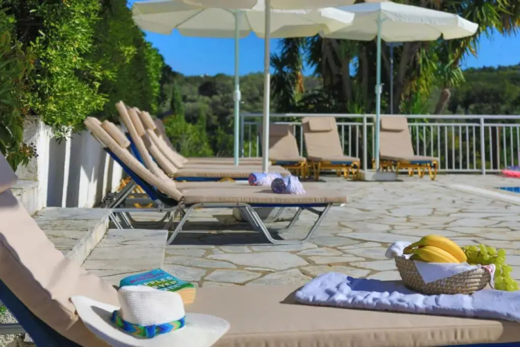 Cochelli Upper Pool Walk to beach AC WiFi