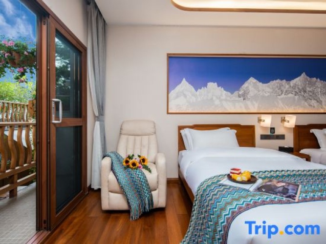 Standard Twin room with courtyard view