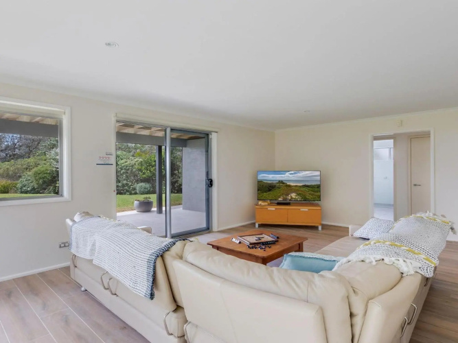 Aloha - direct beach access from property
