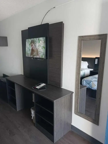 Hotel 465 by Regency Inn & Suites