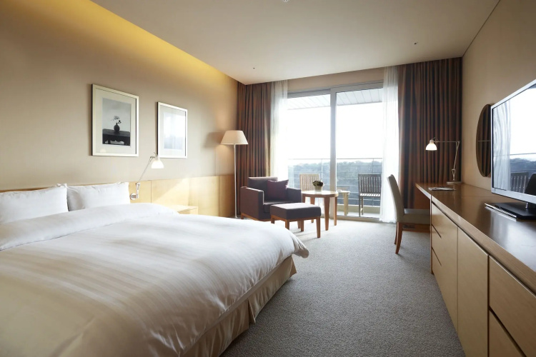Rolling Hills Hotel