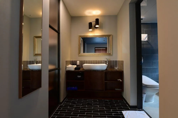 7 Bricks Hotel