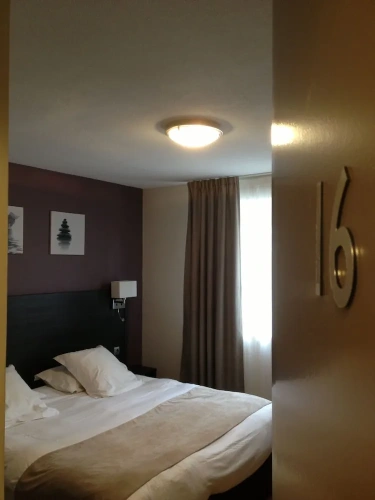 Standard Triple room with city view