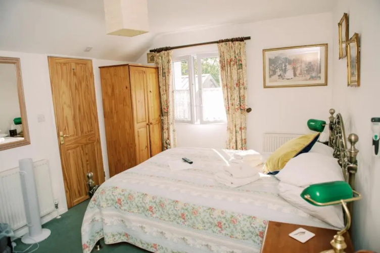 4 Lyndhurst Rd