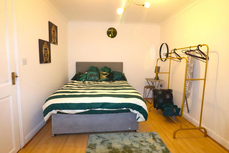 Large Studio Flat - Dartford Town Centre
