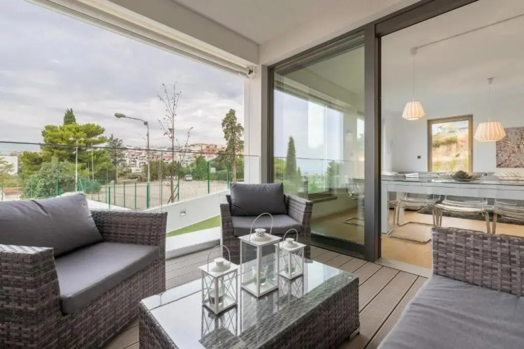 The Majestic Bel Etage Upscale Apartment with Pool