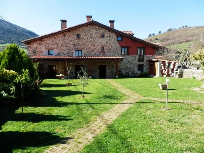 5 Bedrooms Cottage