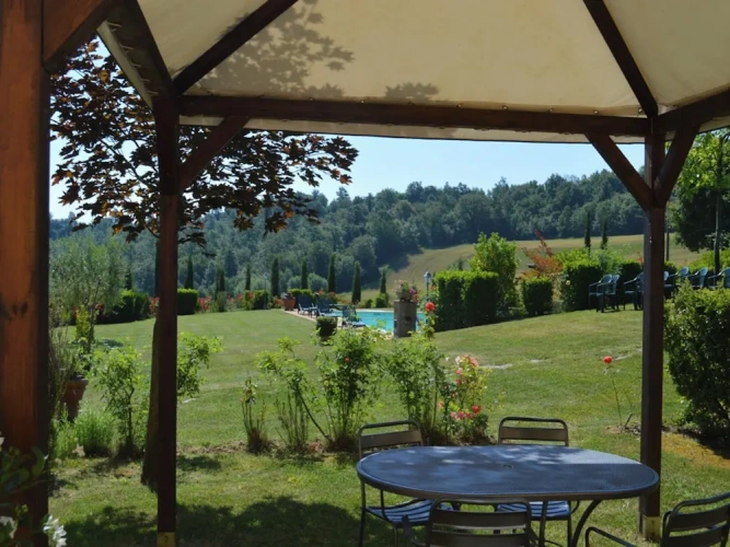 2 Bedrooms Apartment with garden view