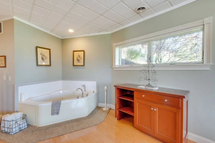 'holmes With a View' Studio: Millersburg Retreat!