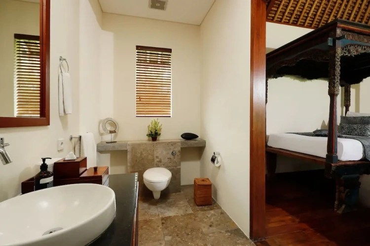 6 Bedrooms Villa