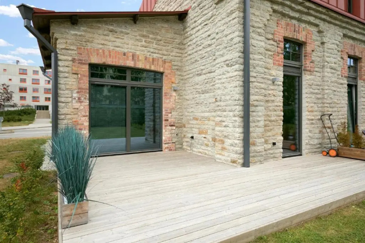 High ceiling loft with its own backyard and a terrace