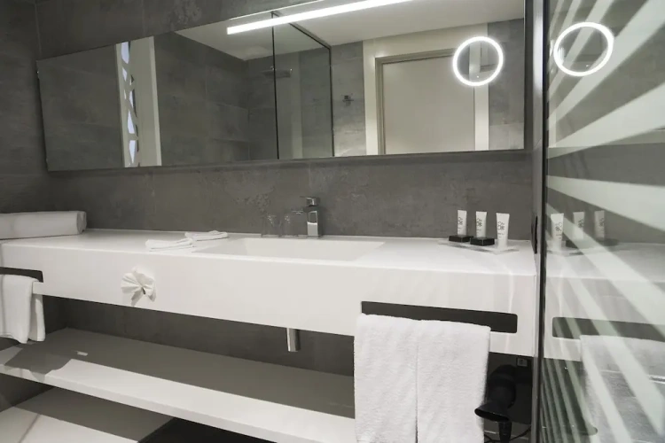 Standard Twin room with city view