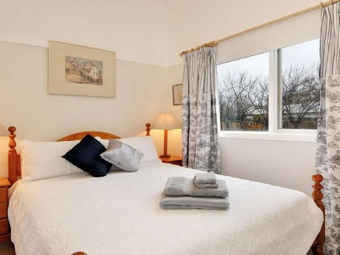 Plum Tree Cottage - warm, cosy & walk to town