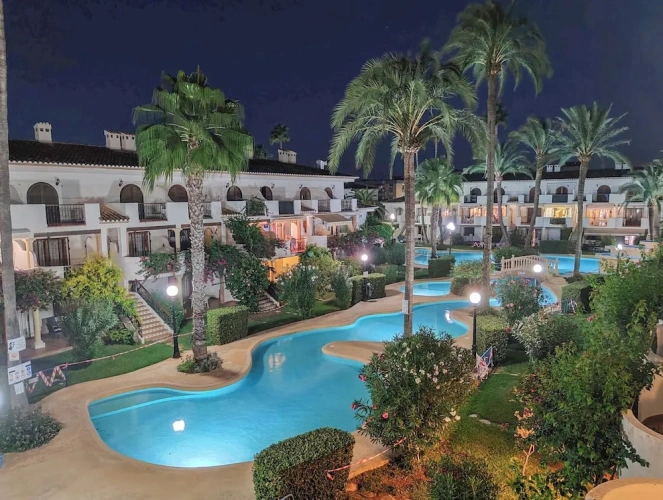 2 Bedrooms Apartment with garden view