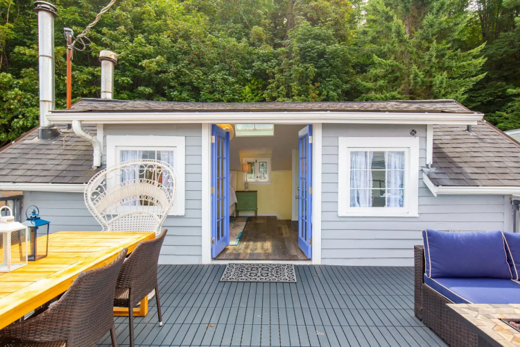 The Waterfront Gray on Alki Beach EXT Stay