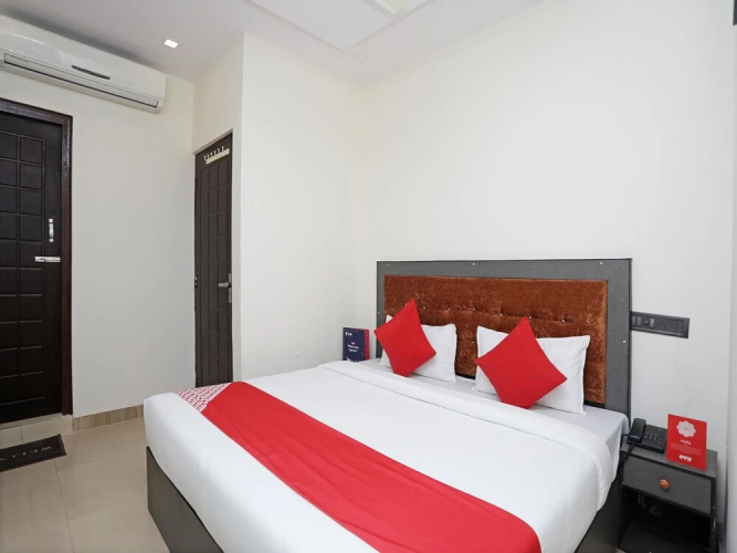 OYO Flagship 14468 Hotel Divine Ganges