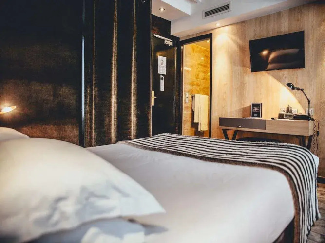 Standard Double room with courtyard view — King Bed, River View