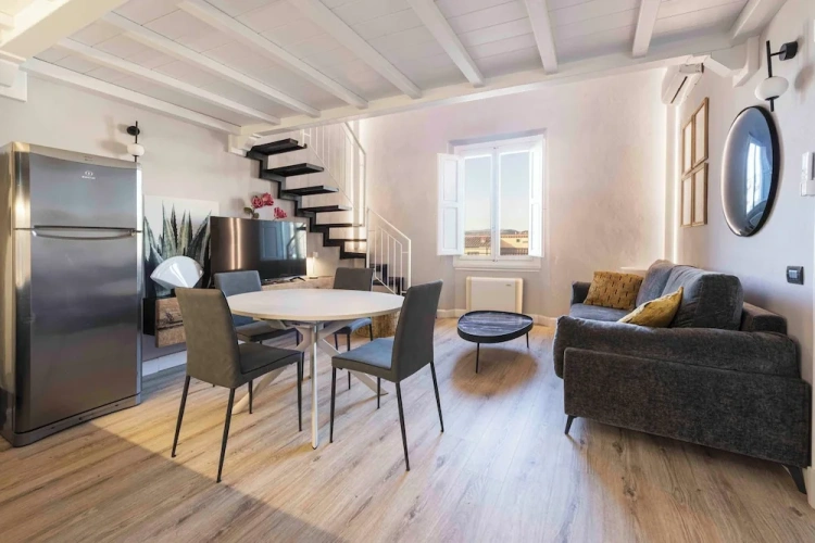 4 Bedrooms Apartment