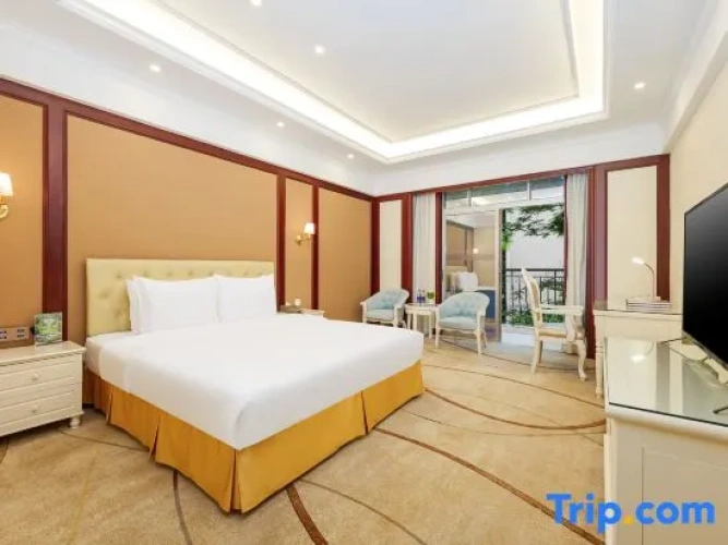 Deluxe Family Suite with courtyard view