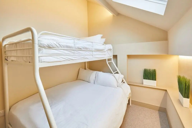 Host Stay No 33