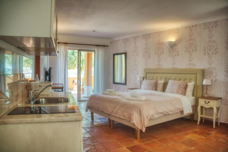 Moonshine Guest House with private studios and private cottage