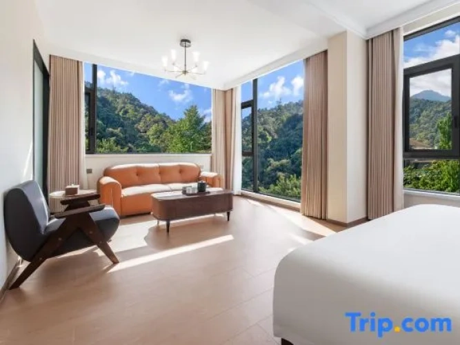Suite with mountain view