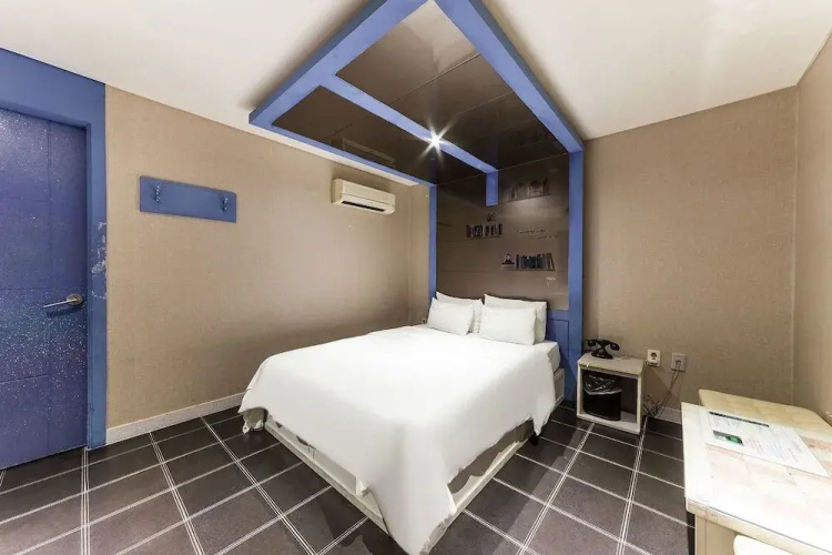 Hotel C&