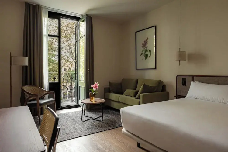 Batimont Suites & Apartments