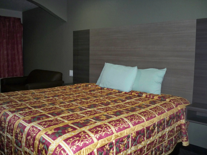 Econo Lodge Inn & Suites