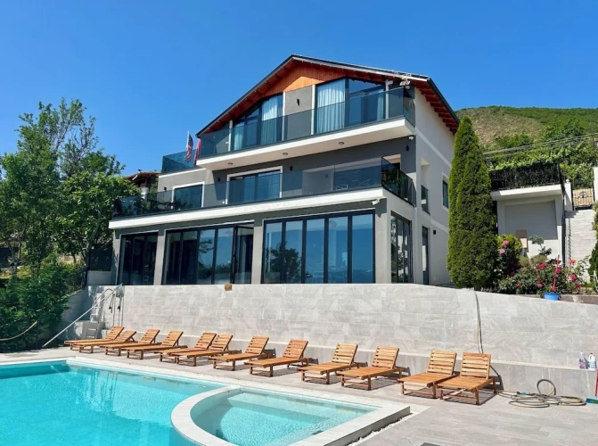 5 Bedrooms Villa with lake view