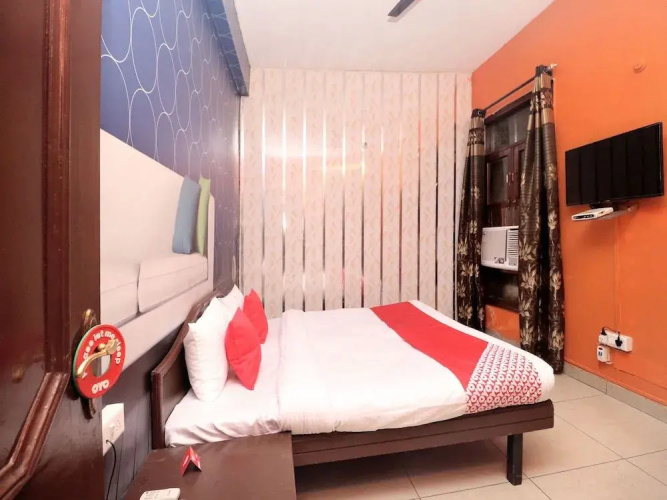 OYO 14876 Hotel Samrat