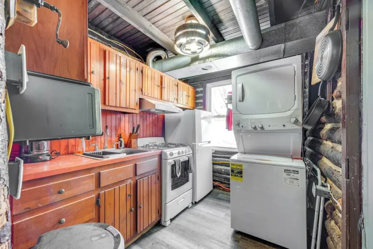 Easy Interstate Access: Original Poconos Log Cabin