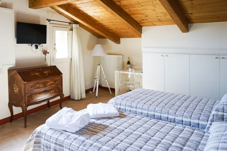 Standard Triple room with city view