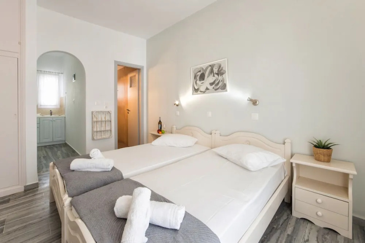 Tarsa Studios & Apartments