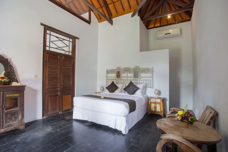 5 Bedrooms Villa