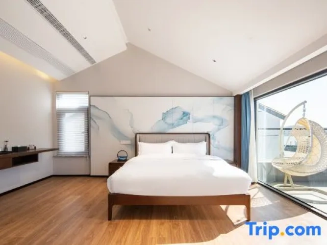Deluxe Suite with mountain view